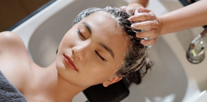 hairdresser-washing-hair-client-2